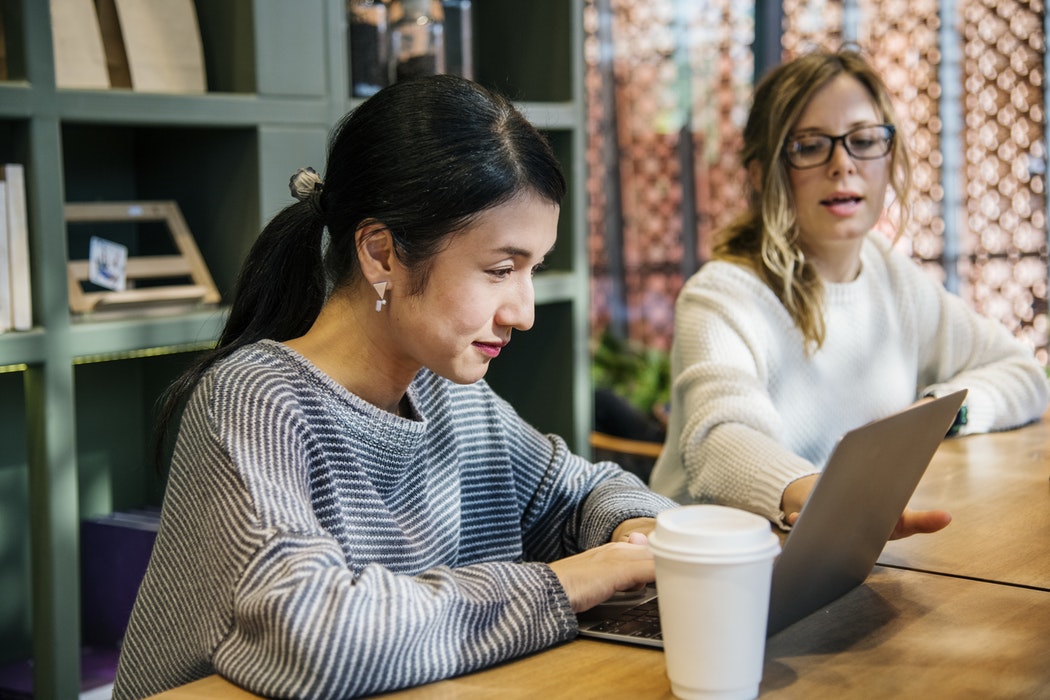 5 Inspirational Books for College Students: Photo of two women studying